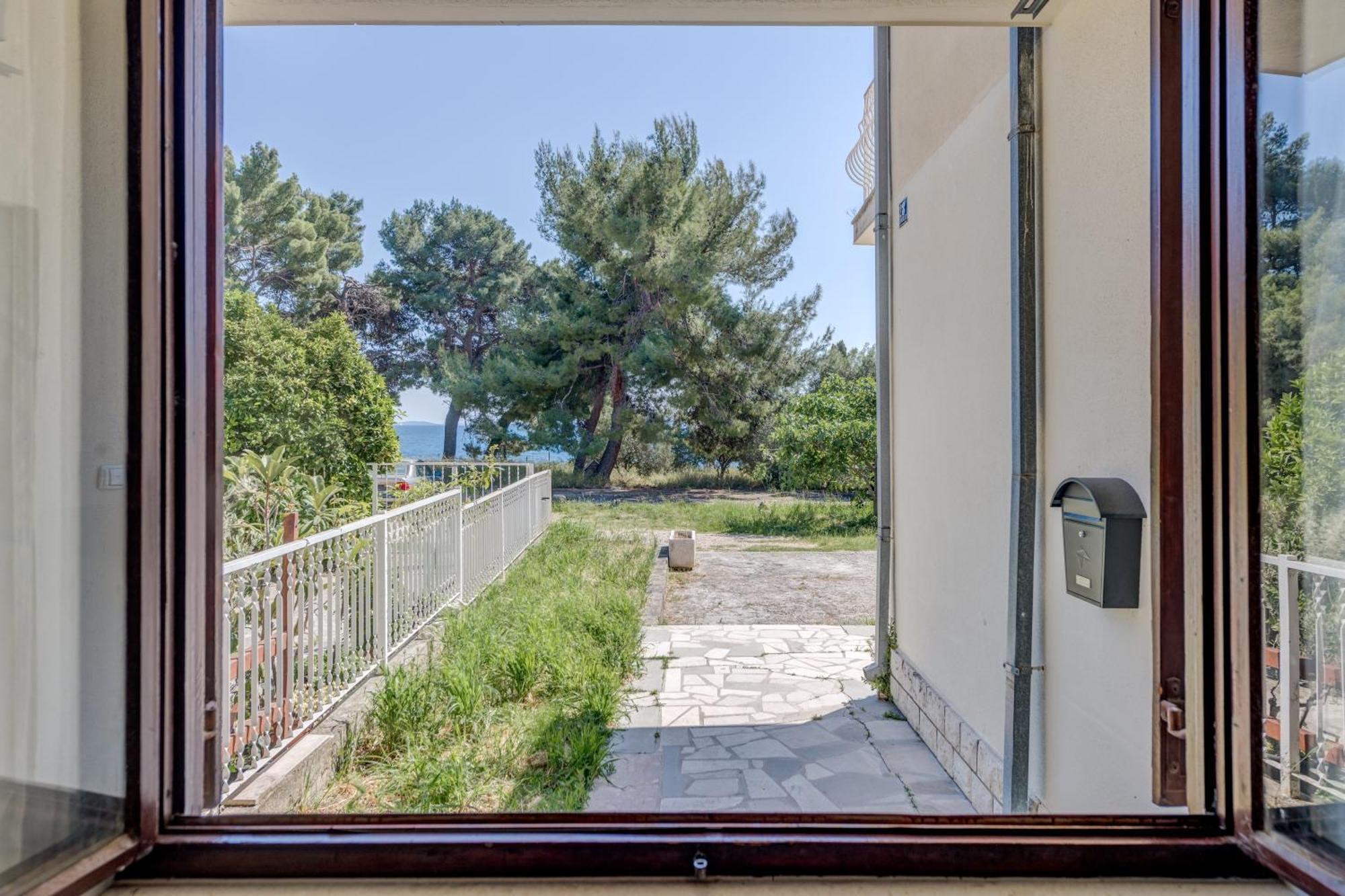 Beachfront Apartment Drazen, With Garden And Parking Split Eksteriør billede